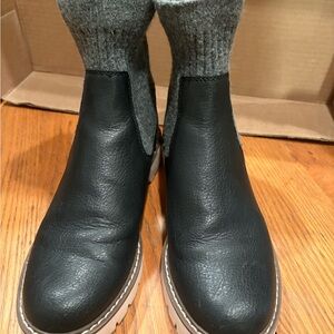 Dolce Vita Ankle Boots with Gray Knit Cuffs size 7